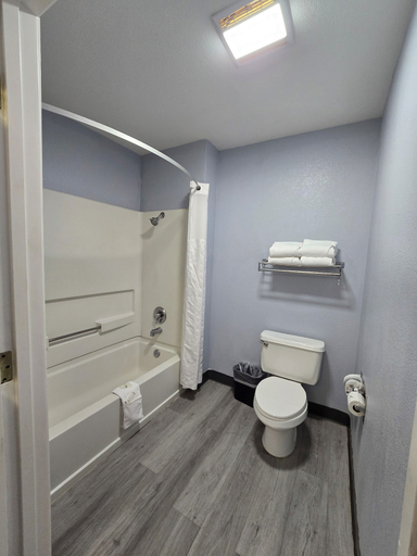 Bathroom 4, Quality Inn & Suites Tulare, Tulare