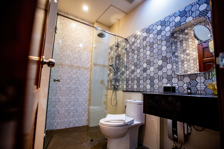 Bathroom 3, Chunlee Grand Hotel, Muang Nakhon Ratchasima