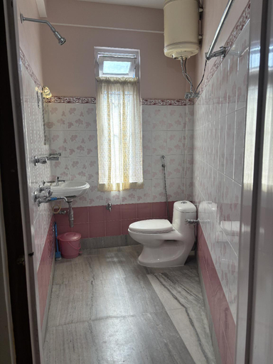 Bathroom, Deki Lodge, Darjiling