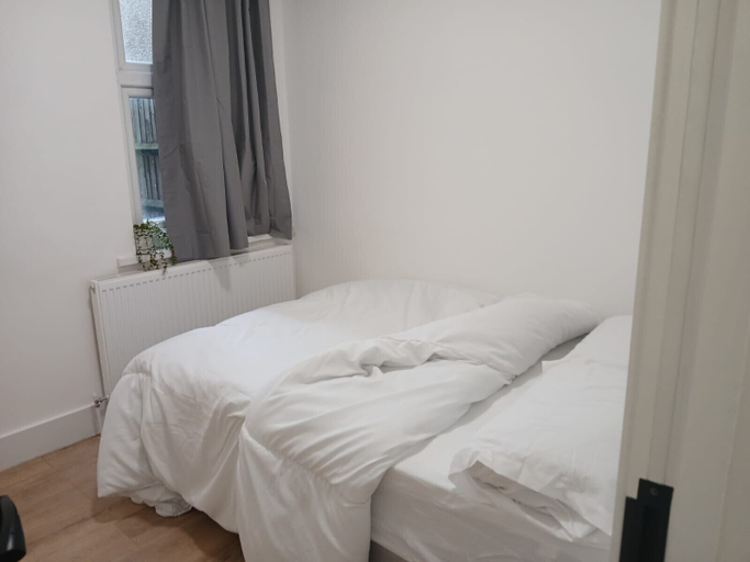 Room 5, Harrow Haven - Spacious 3 Bedroom House, London