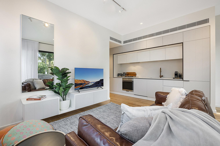Others 3, Bright Terrace Unit Next to Chapel St Dining, Melbourne