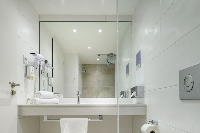 Bathroom 5, Ibis Styles Bamberg, Bamberg