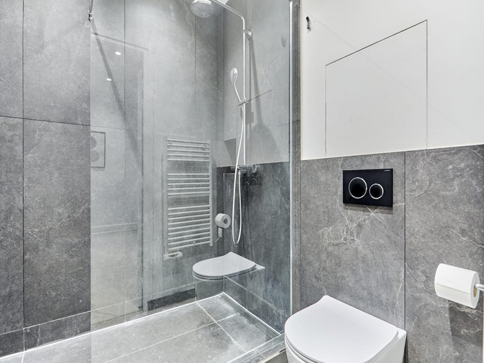 Bathroom 2, Sublime 3 bedroom flat Palais Royal Bourse, Paris