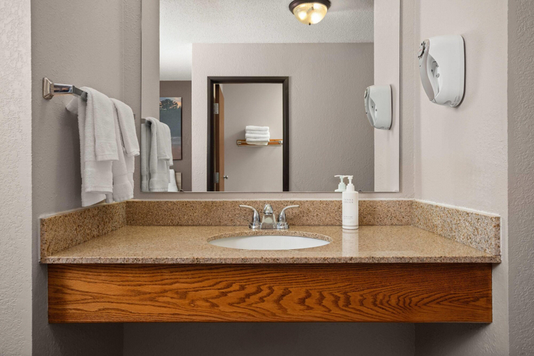 Bathroom 4, Days Inn by Wyndham Spearfish, Lawrence