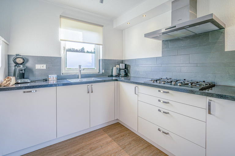 Private kitchen, Charming Villa With Spacious Garden on the Water, Texel