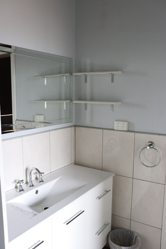 Bathroom 3, The Court House Hotel, Gunnedah