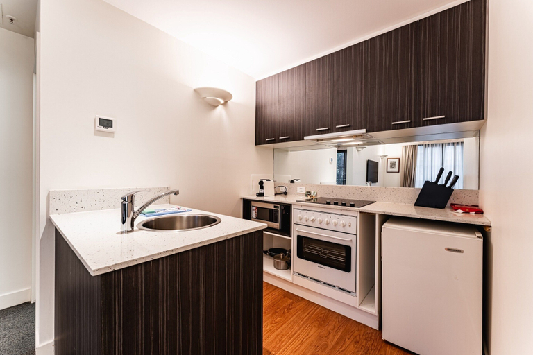 Private kitchen, Chic 1-bed in East Melbourne With Gym & Pool, Melbourne