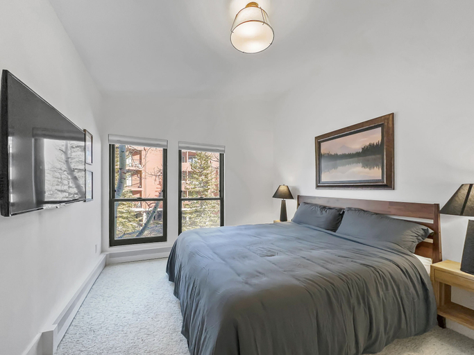 Room 4, A304 Lake Cliffe 2 Bedroom Condo by RedAwning, Summit