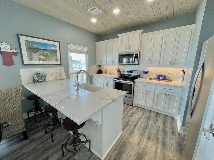 Private kitchen 2, Amazing Grace 3 Bedroom Home by RedAwning, Galveston