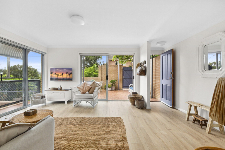 Living room 2, Bright Coastal Townhouse With BBQ & Courtyard, Gosford - East