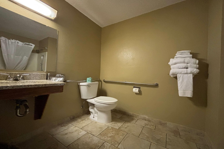 Bathroom 4, Super 8 by Wyndham Pontiac, Livingston