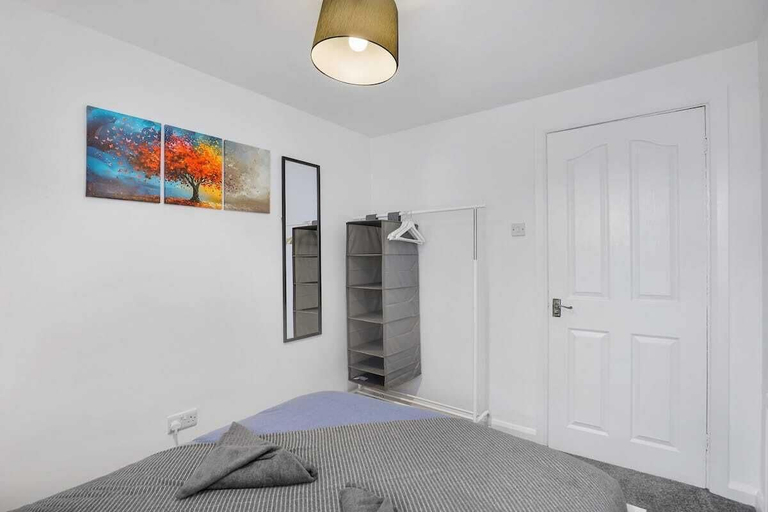 Room 2, Spacious 4 Bedroom House With Parking, Gateshead