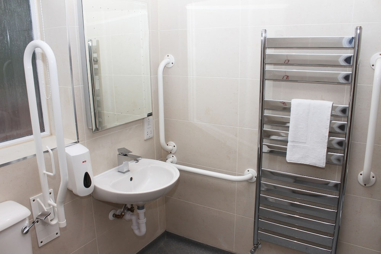 Bathroom 3, Flexistay Leicester Gables Aparthotel, Leicester