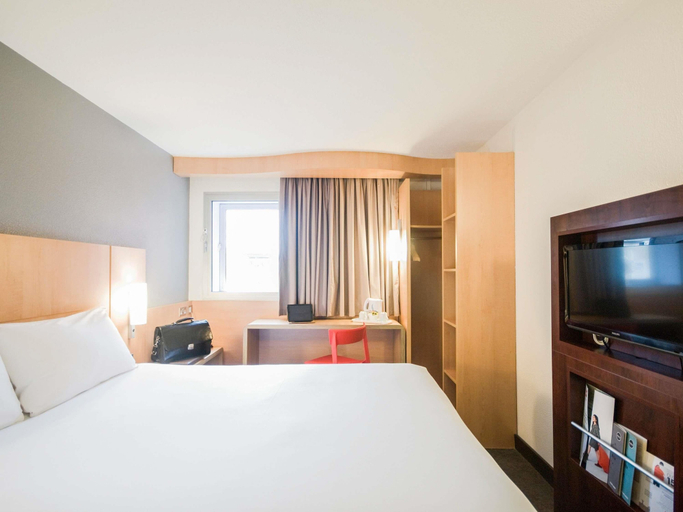 Bedroom 2, ibis London Heathrow Airport, London