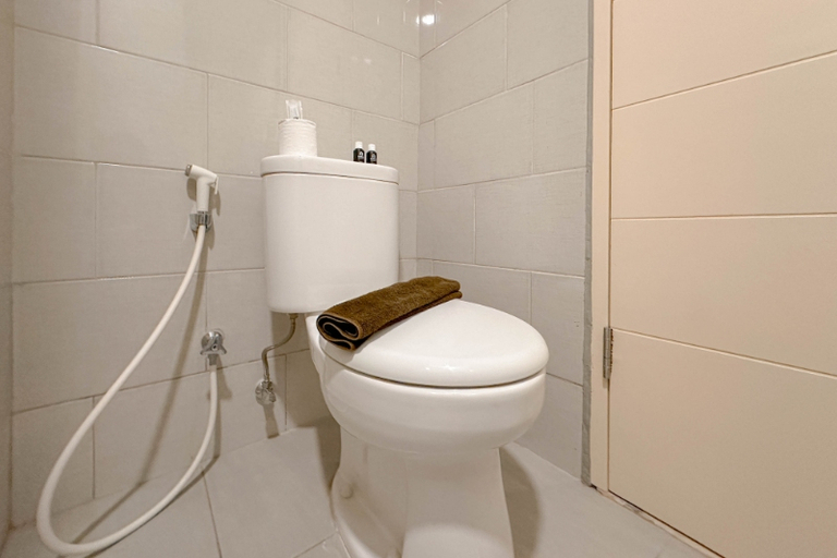 Bathroom 5, Best View Studio (No Kitchen) with Good Design at Benson Supermall Mansion Apartment By Travelio, Surabaya