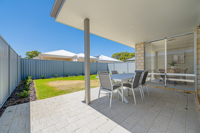 Outdoor dining 4, Bright & Airy 3-bed House Near Rockingham Beach, Rockingham