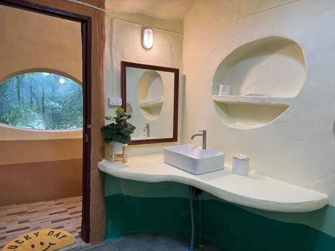 Bathroom 3, Bangmara Hill, Takua Pa