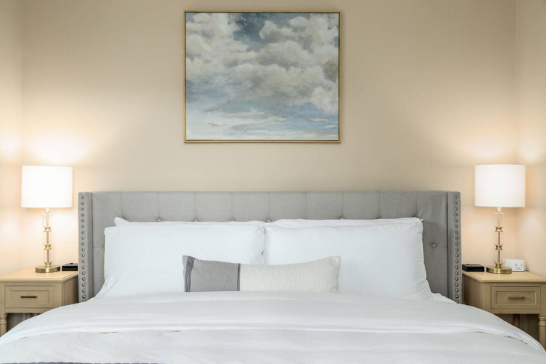 Room 4, Modern King Loft Parking W D Wifi Pool, Franklin