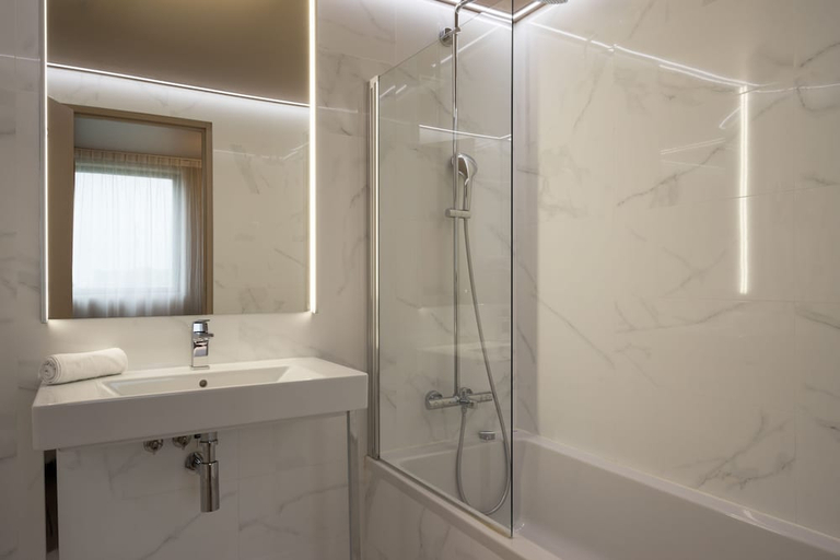 Bathroom 2, Brit Hotel Codalysa Marne la Vallée - Torcy, Seine-et-Marne
