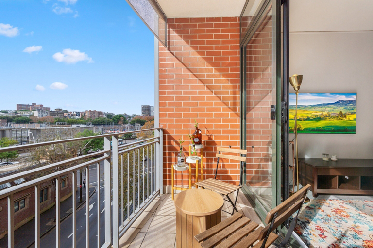 Outdoor dining 2, Chic Inner-city 1 Bedroom With Balcony, Sydney