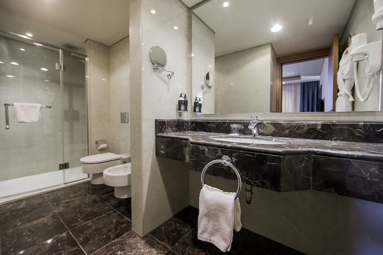 Bathroom 3, Gems Hotel, Beirut