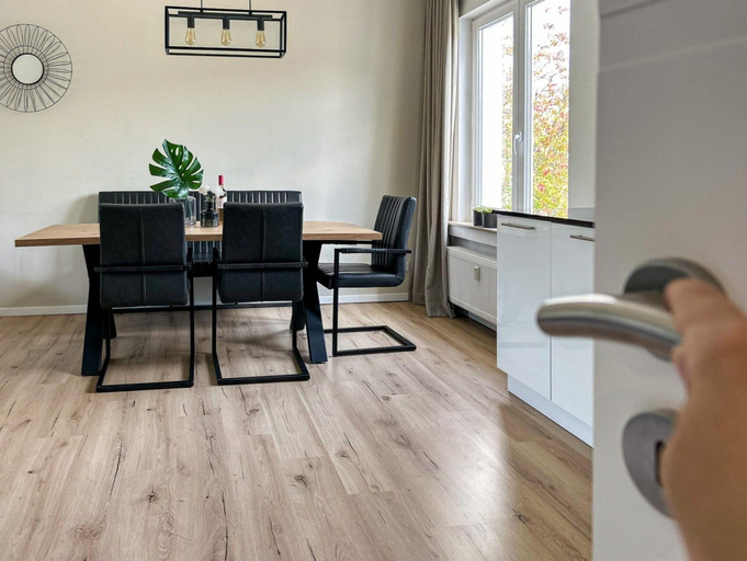 Dining 5, Moderne Ferienwohnung mit Balkon in Zuschen, Hochsauerlandkreis