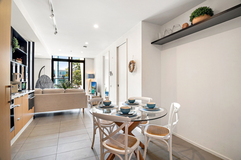 Dining 5, Modern 2-bedroom Retreat Minutes From St Kilda, Melbourne