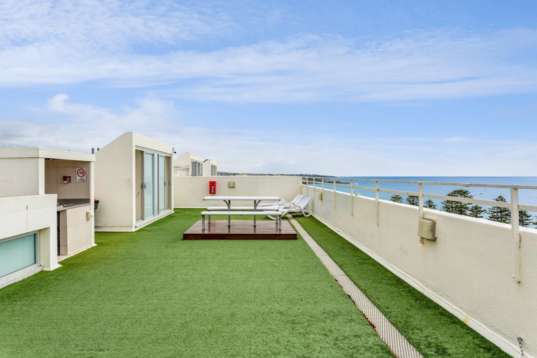 Outdoor dining 4, Wake Up to the Ocean: 1-bed With Pool & Views, Sydney