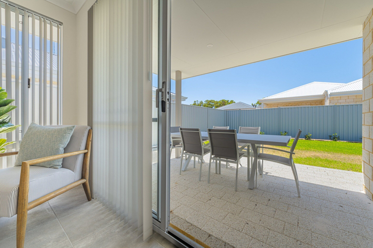 Outdoor dining 3, Bright & Airy 3-bed House Near Rockingham Beach, Rockingham