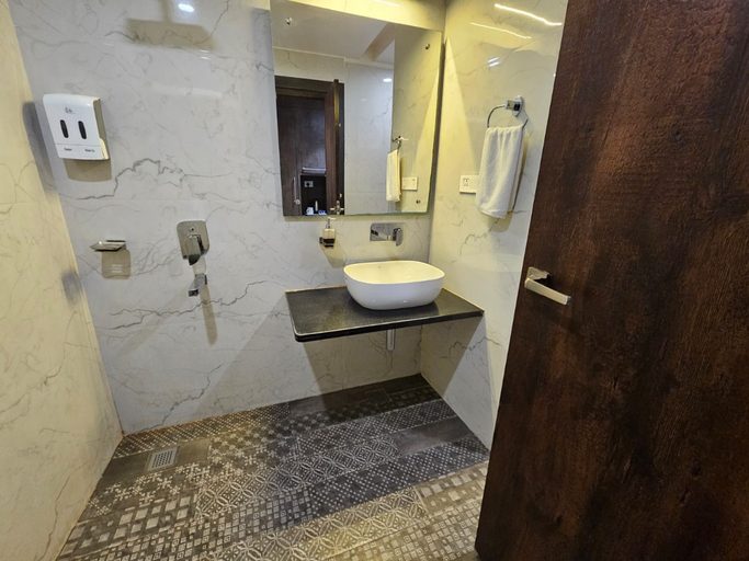 Bathroom 5, Hotel Abhinav International, Varanasi