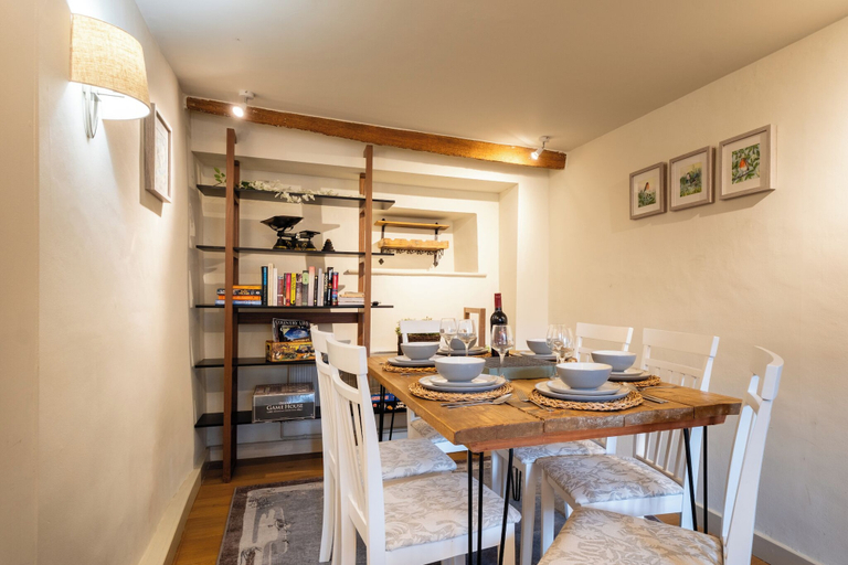 In-room dining 5, Beautiful Cottage in the Cotswolds, Gloucestershire