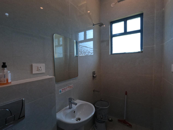 Bathroom 4, 11 Gaon Homestay, Garhwal