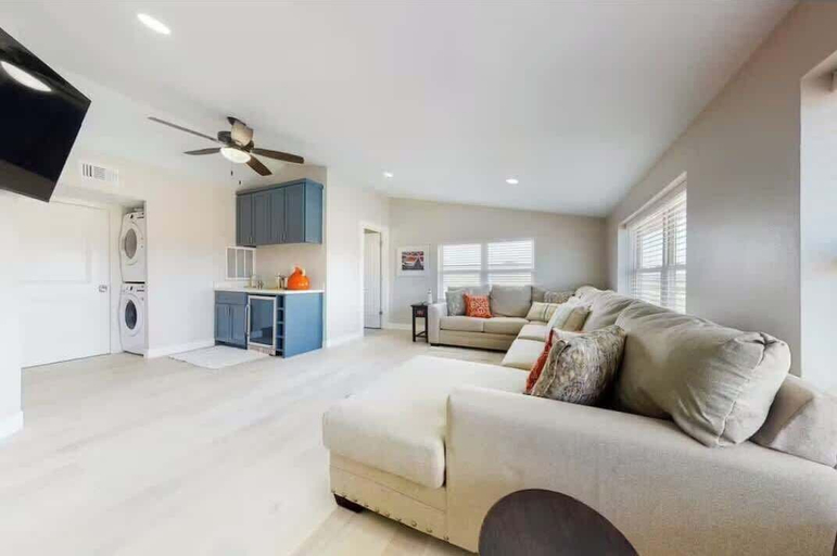 Room 2, Cozy Waterfront With Deck, Cameron