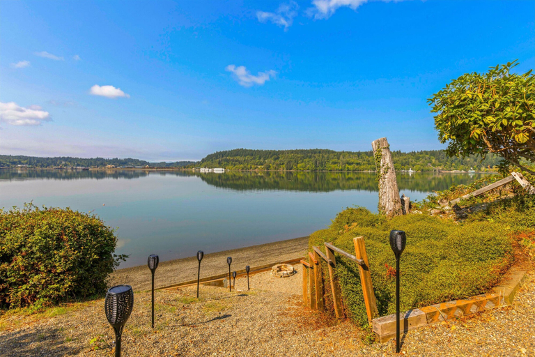 Room 4, Beautifully Remodeled Beach Front A-frame, Mason