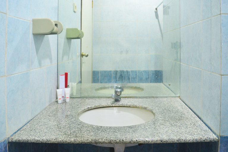 Bathroom 3, Hotel O Pantai Jaya, Pangandaran