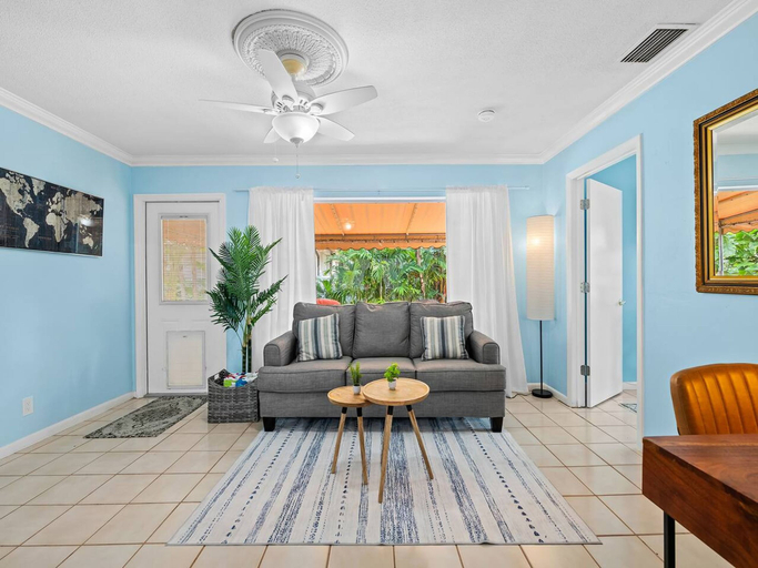 Room 2, Beach Bungalow Walk to Beach Swimspa Jacuzzi, Broward