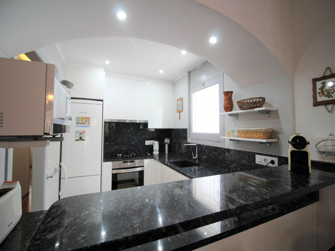 4, Elegant Family Villa with Pool, Mooring, Girona