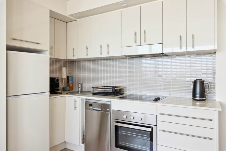 Private kitchen, Wake Up to the Ocean: 1-bed With Pool & Views, Sydney