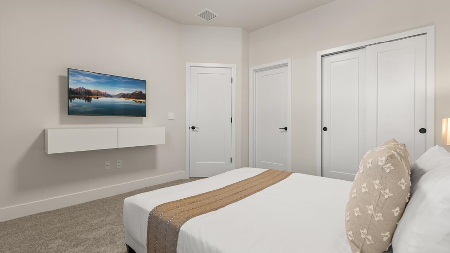 Room 3, Stunning Townhome With Private Pool Games Room, Lake