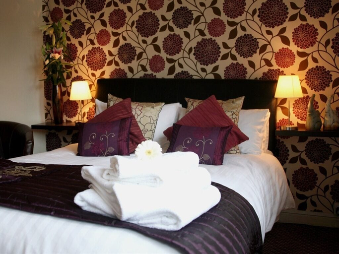 Bedroom, The Bell, Worcestershire
