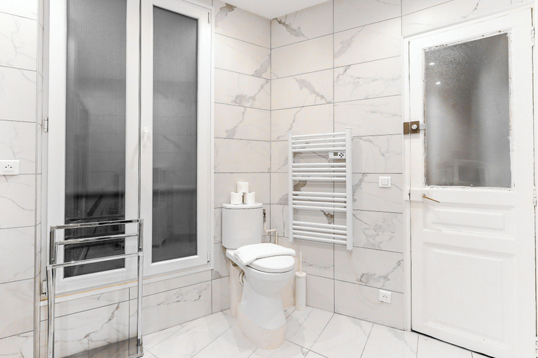 Bathroom 2, Appartements 4 boulevard Beaumarchais, Paris