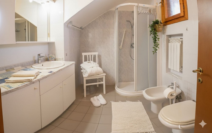 Bathroom 3, Casa Airenti, Imperia