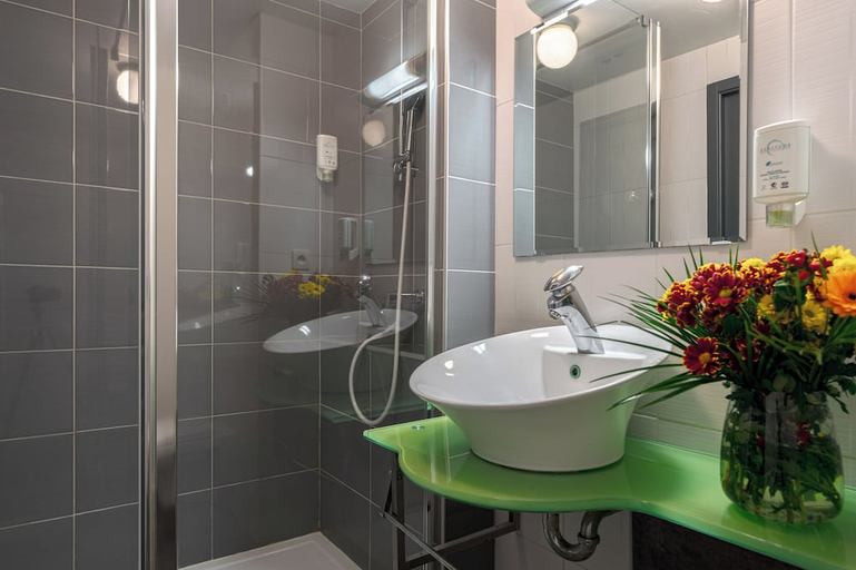 Bathroom 3, Zenitude Hotel-Residences Nantes Metropole, Loire-Atlantique