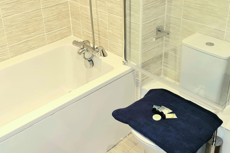 Bathroom 2, 2 Bed Apartment Sleeps 4 With Free Parking, Manchester