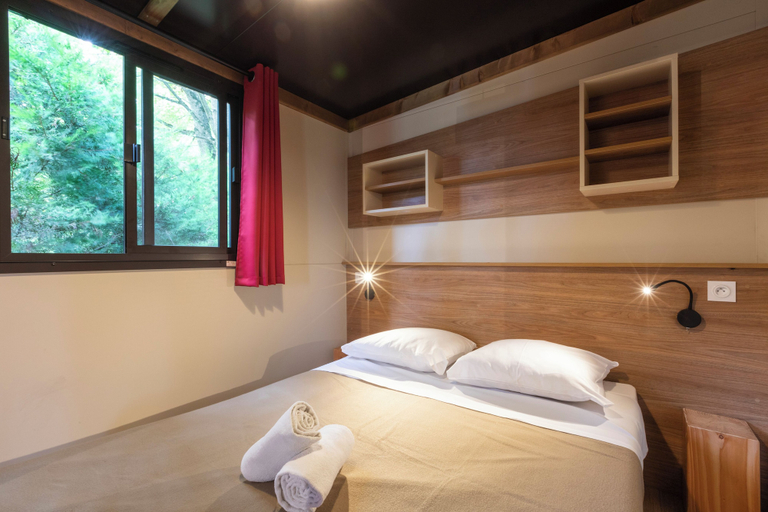 Bedroom 3, Camping Huttopia Oleron Les Pins, Charente-Maritime