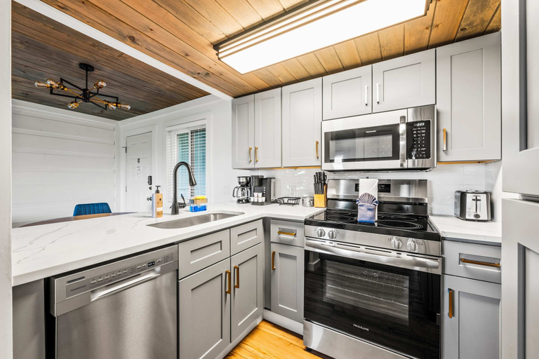 Room 5, Gatlinburg Condo King Bed Pool Mountain Views, Sevier