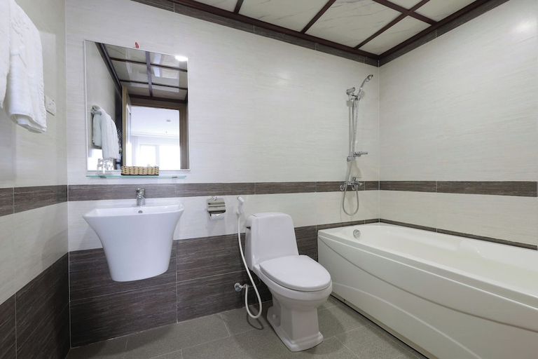Bathroom 3, Star Near Me Hotel Danang, Da Nang