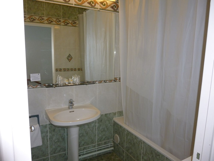 Bathroom 5, ibis Styles Poitiers Nord, Vienne