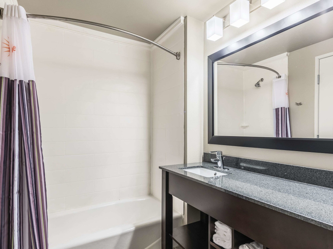Bathroom 4, La Quinta Inn & Suites by Wyndham Walla Walla, Walla Walla