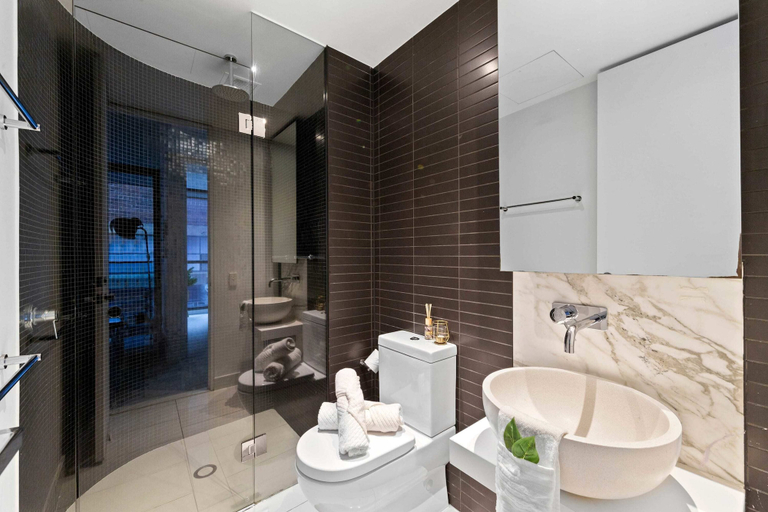 Bathroom, A Chic & Comfy 2BR Apt Near Federation Square, Melbourne